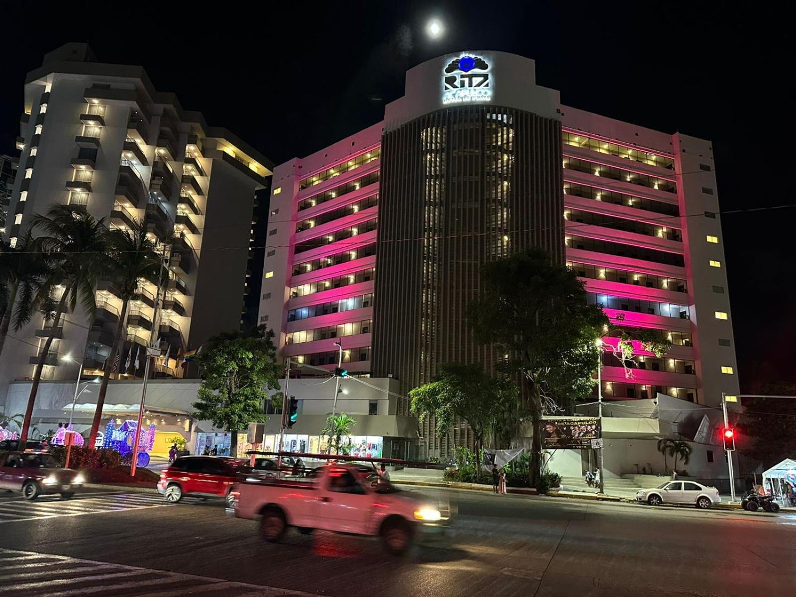 Ritz Acapulco All Inclusive Exterior foto The hotel at night