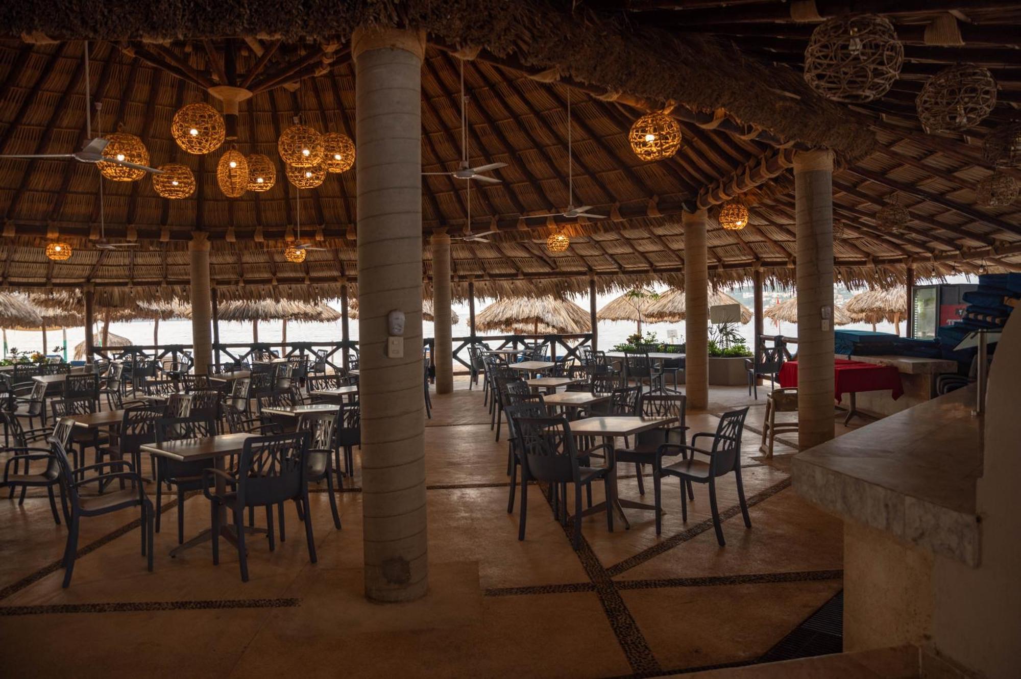 Ritz Acapulco All Inclusive Exterior foto The interior of the restaurant